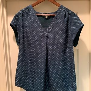 Green and white polka dot short-sleeved blouse